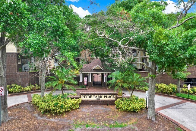 Main entrance - 1000 W Horatio St Apartment