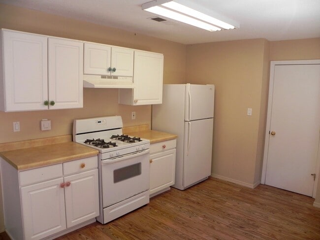 Building Photo - Gated Community In The NE Heights!
