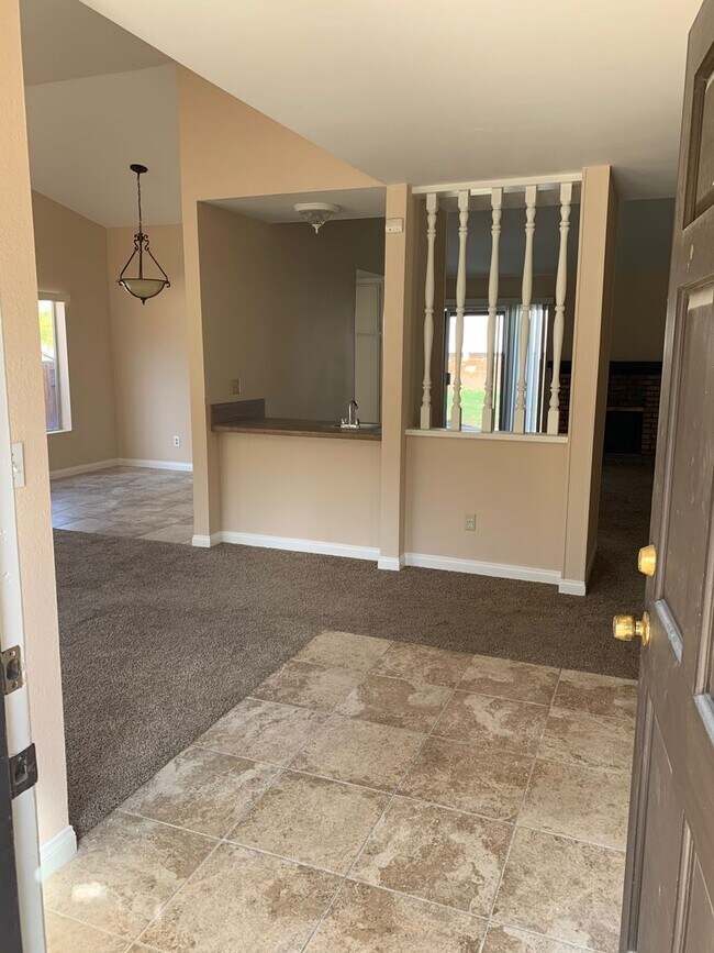 Foto del edificio - 3 Bedroom 2 Bath Cowles Mountain Home For Rent