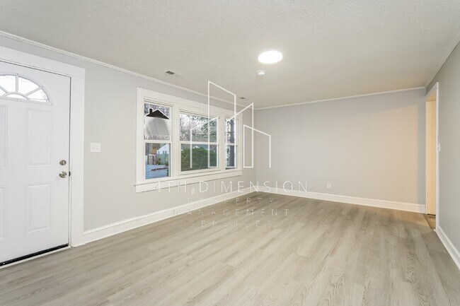Building Photo - Charming 4 Bedroom Home with 2 Full Bathro...
