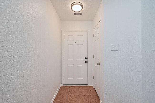 Building Photo - 12230 Hawthorne Hill Cir