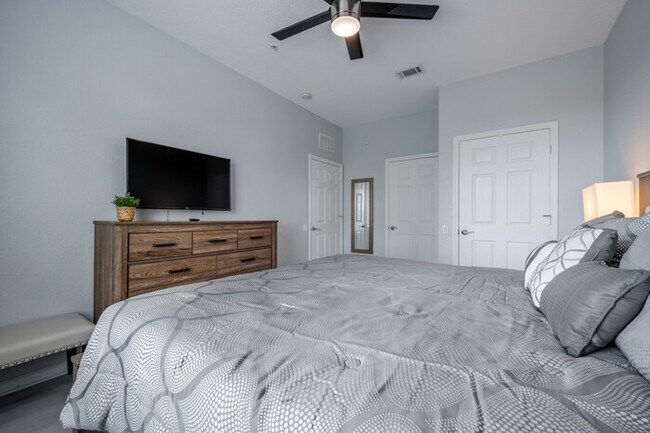 Building Photo - IS1-208 - Lake View Corner Unit - Modern D...