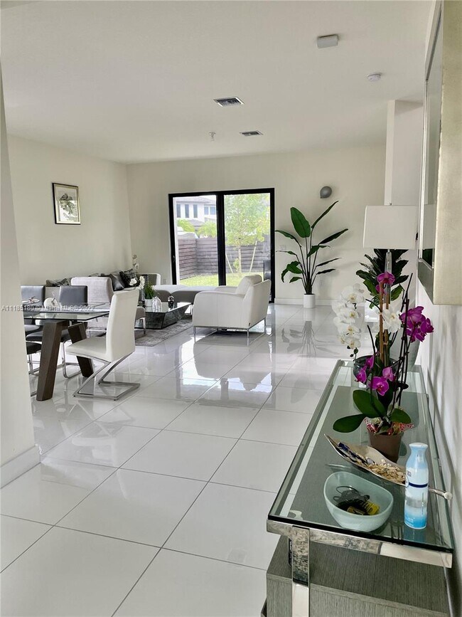 Foto del edificio - 8824 NW 161st Terrace