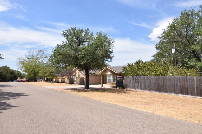 Building Photo - 18 S Sherwood Dr