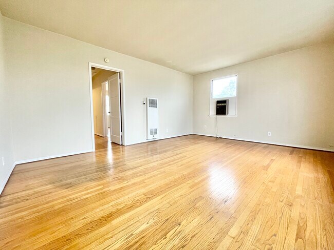 Foto del edificio - 8262 Blackburn Ave