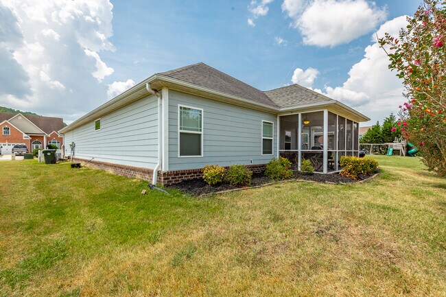 Building Photo - 2340 Waterhaven Dr