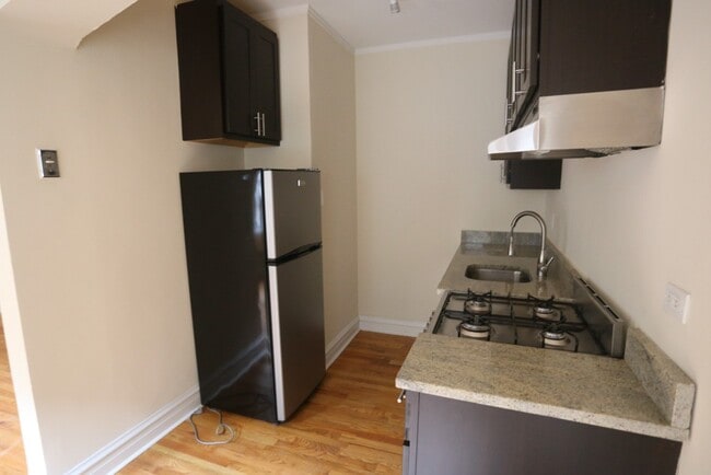 Building Photo - 4740 N Hermitage Ave