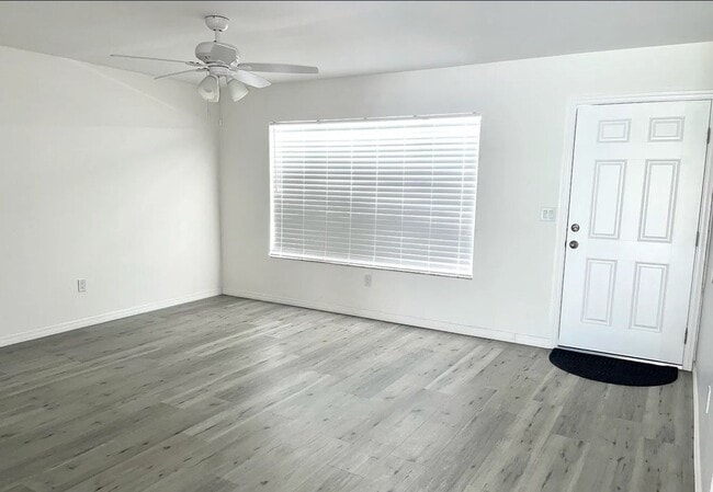 Foto del edificio - 2049 Gloria Cir