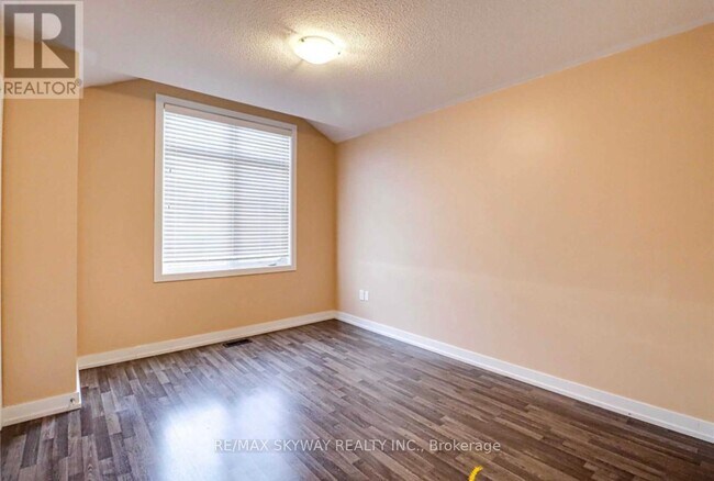 Building Photo - 25 Zamek St