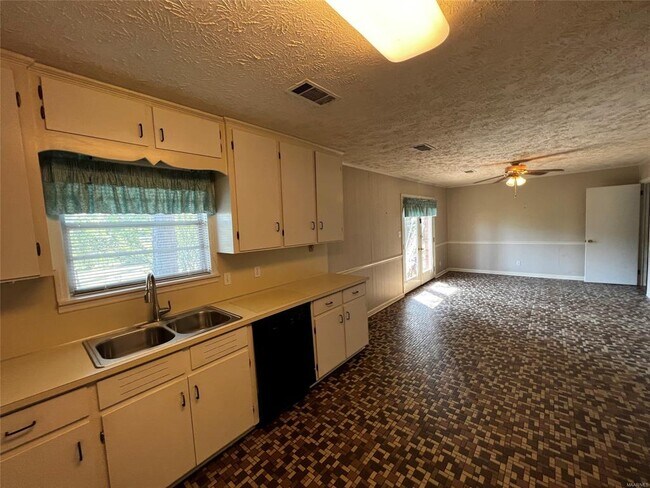 Building Photo - 355 Mont Vista Dr