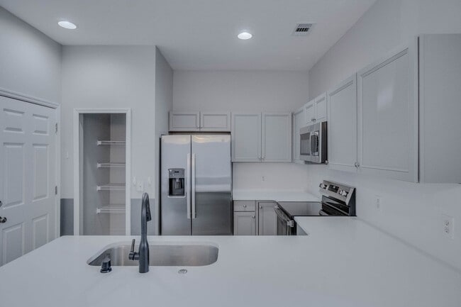 Building Photo - Stunning, fully updated 3/2.5 townhouse in...