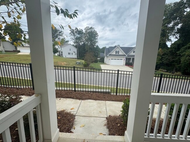 Building Photo - Cover front porch, two bedroom 2 1/2 bath ...