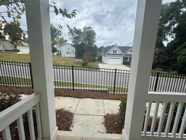 Foto del edificio - Cover front porch, two bedroom 2 1/2 bath townhome