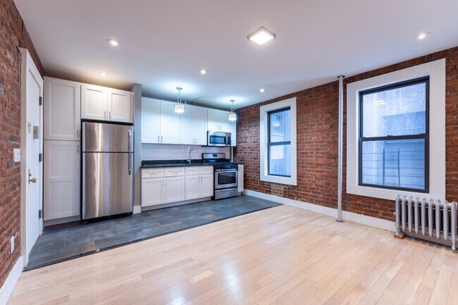 Building Photo - 520 W 190th St