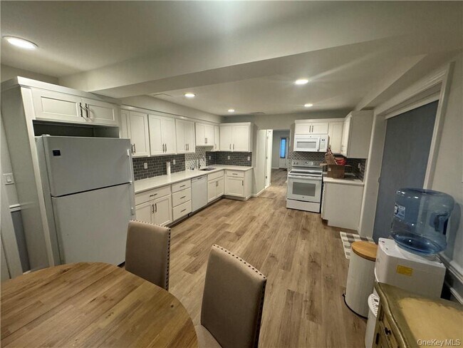 Foto del edificio - 28 Lakeview Dr