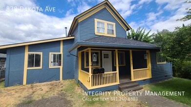 Building Photo - 838 Dakota Ave