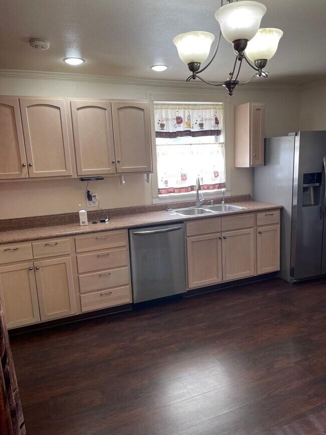 Building Photo - 4 bedroom, 2 bath home