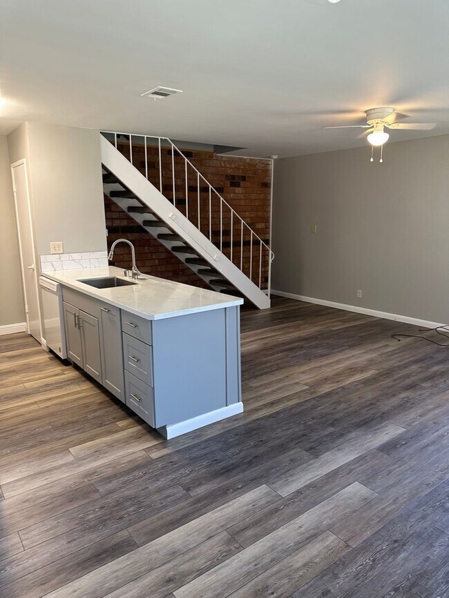 Foto del edificio - Townhome for Rent! Close to American River College!