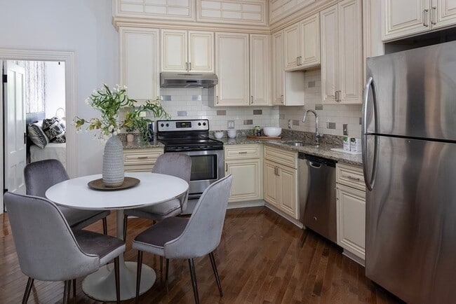 Foto del edificio - 8000 E Brookline St