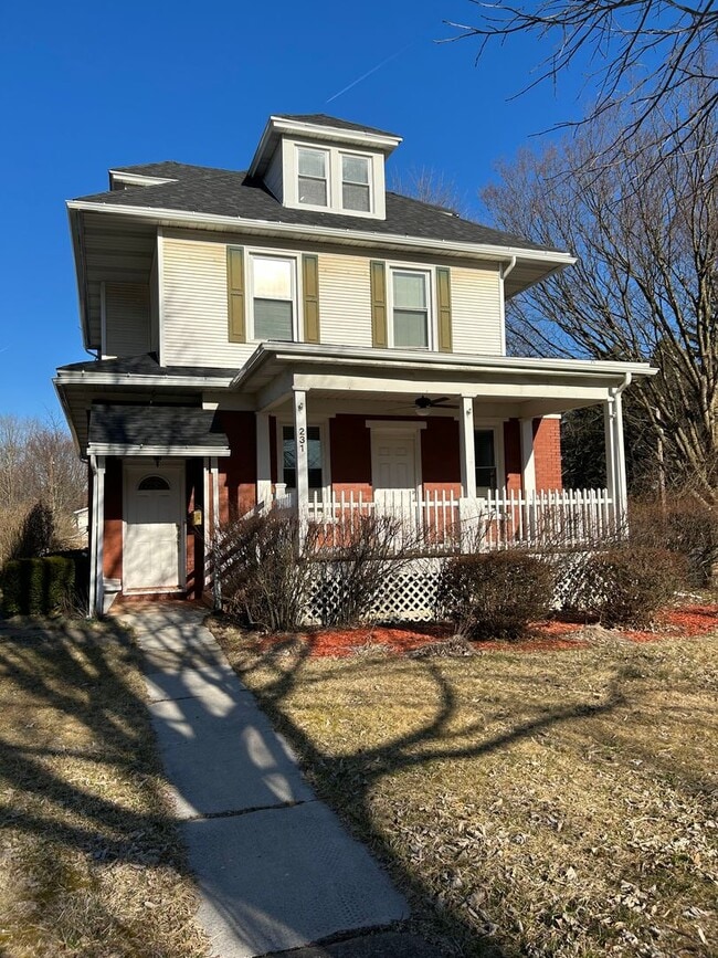 Building Photo - 231 E Park Ave