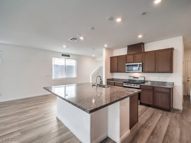 Foto del edificio - 6077 Castle Gardens Ave
