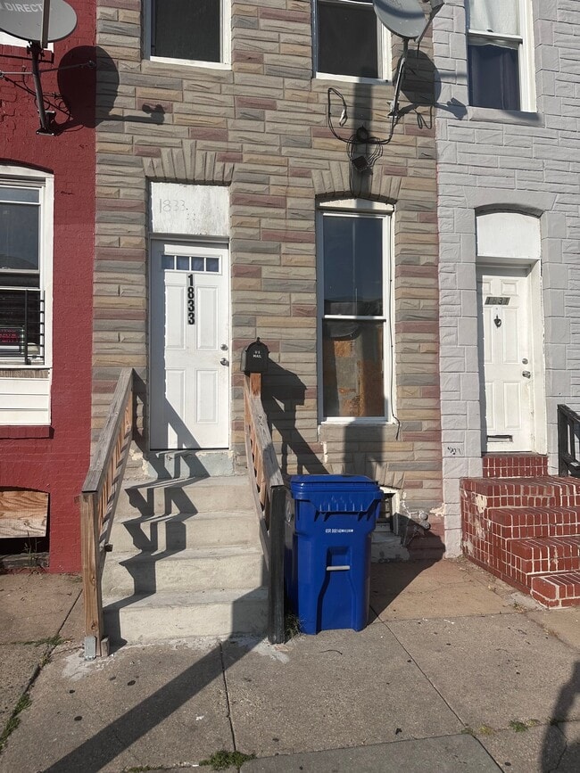 Building Photo - 1833 Division St