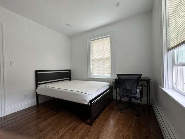Building Photo - 1542 Tibbits Ave