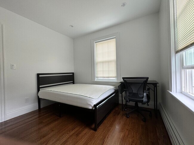 Foto del edificio - 1542 Tibbits Ave