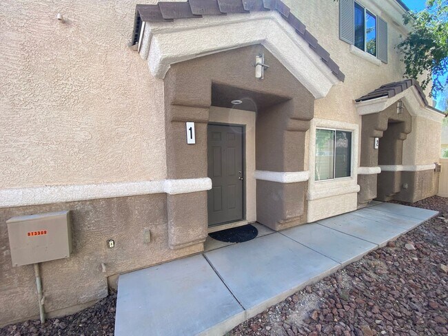 Foto del edificio - *BEAUTIFUL 2 BEDROOM 2 BATH UNIT WITH ATTA...