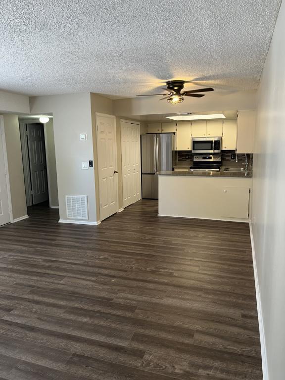 Foto del edificio - 143 Windtree Ln