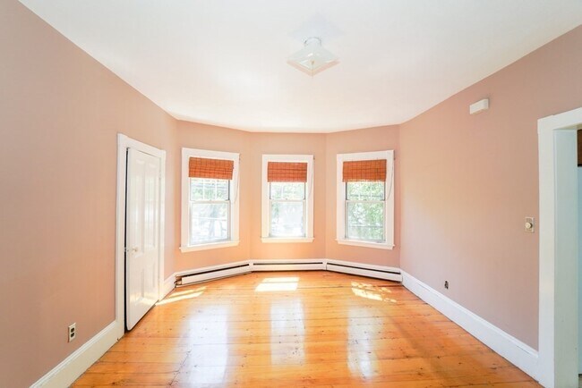 Building Photo - 31-33 Rockingham St