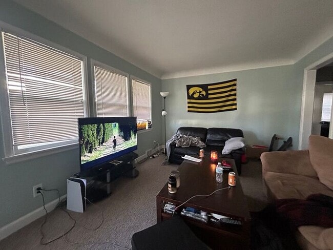 Foto del edificio - $2,100 | 4 Bedroom, 1 Bathroom Multi Floor...