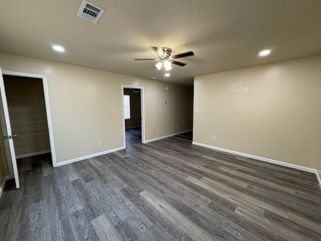 Foto del edificio - 308 S Third Street-Apartment 1