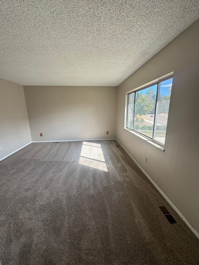 Photo - Lovely 3 bedroom 2 bath in North Colorado ... House