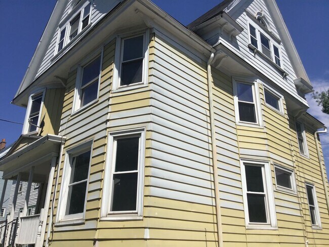 Foto del edificio - 4 bedroom 2 bathroom single family home