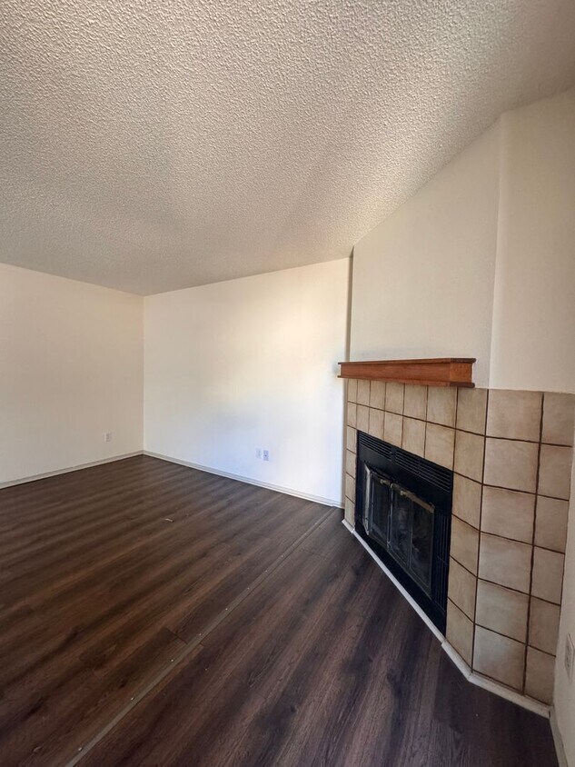 Primary Photo - Move into this beautiful 2 bed 1 bath apar...