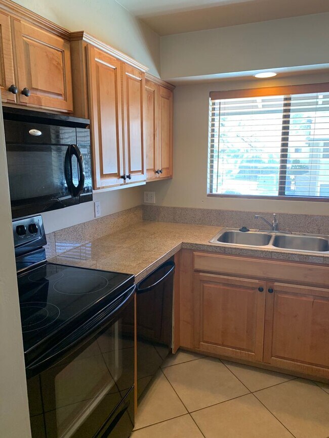 Foto del edificio - AVAILABLE NOW! Village at University Heigh...