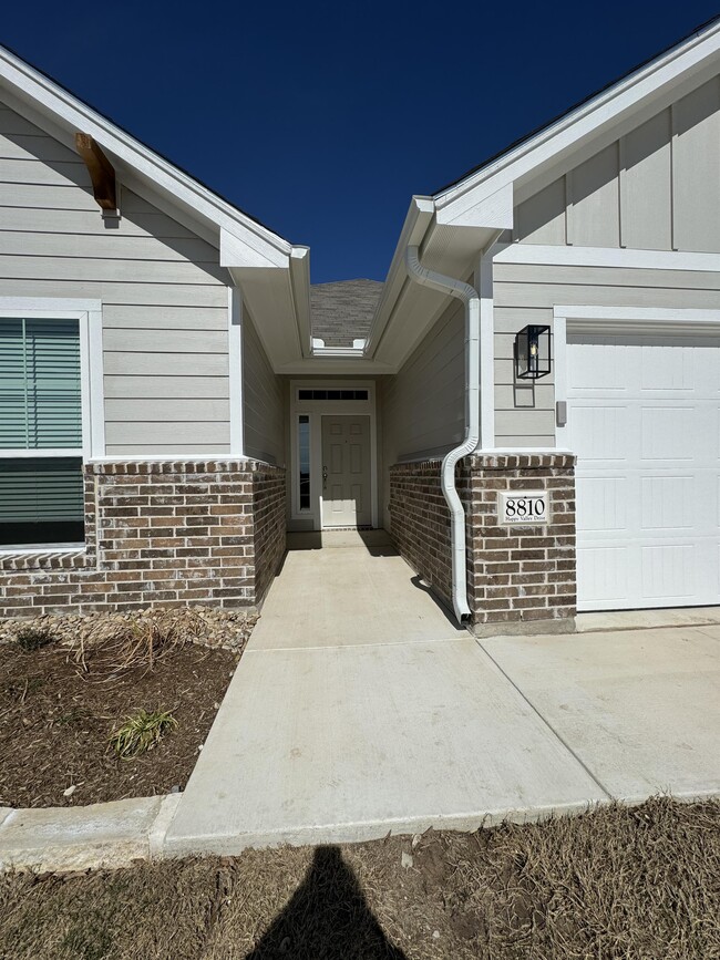 Building Photo - 8810 Happy Vly Dr