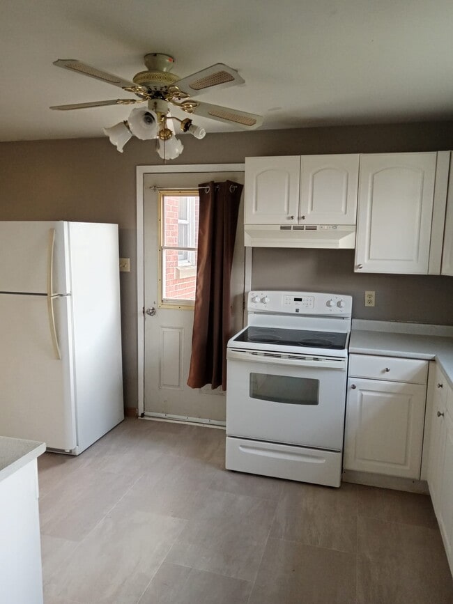 Building Photo - 1020 Rue Centrale St