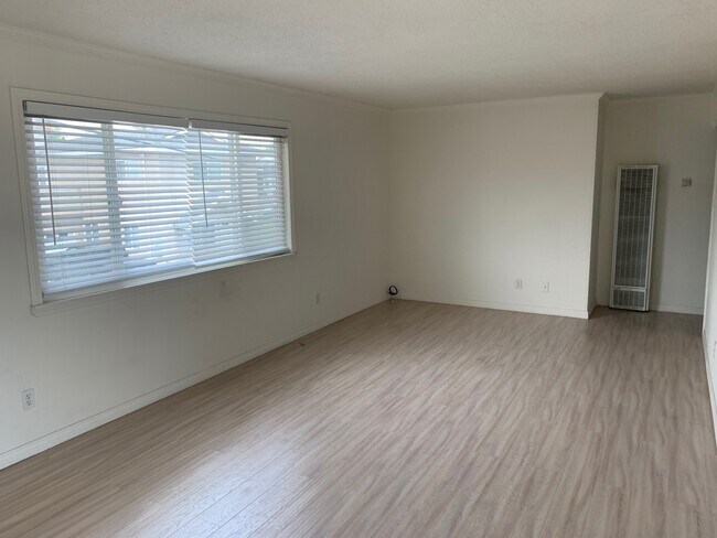 Living Room - 2001 Rockefeller Ln