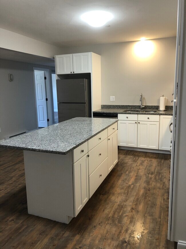 Amplio espacio de almacenamiento y una espaciosa isla de cocina. - 1 Davis Ln