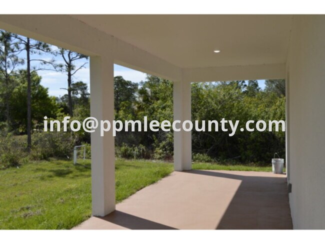 Foto del edificio - Fantastic 3 bedroom 2 bath 2 car garage canal front home in Lehigh Acres