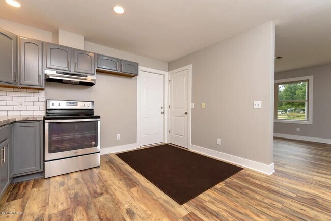 Foto del edificio - Spacious 3BR Duplex with Finished Basement & 2-Car Garage in Otsego