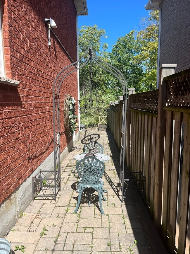 Building Photo - 495 Fernforest Dr