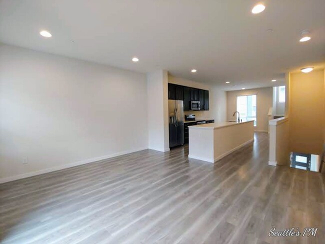 Building Photo - Stunning Contemporary Townhouse-Lynnwood