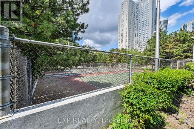 Building Photo - 3695-3695 Kaneff Crescent