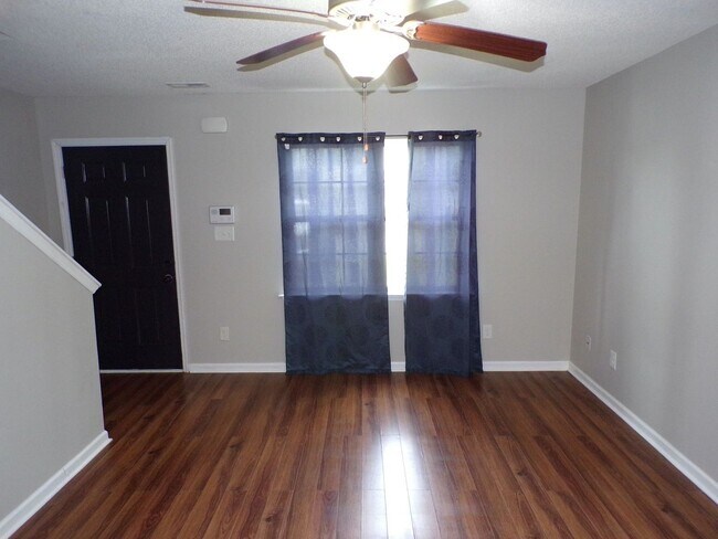 Foto del edificio - Two Bedroom Two and Half Bathroom End Unit...
