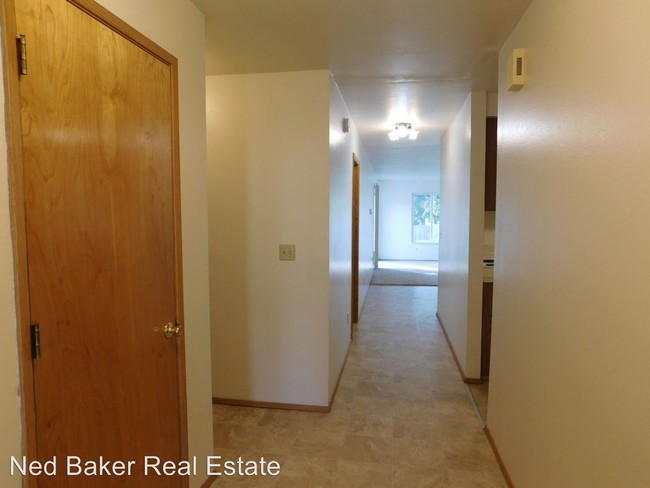 Building Photo - 6105-6115 Woodside Dr SE