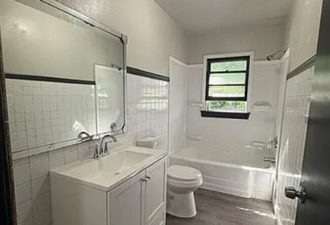 Foto del edificio - For Lease