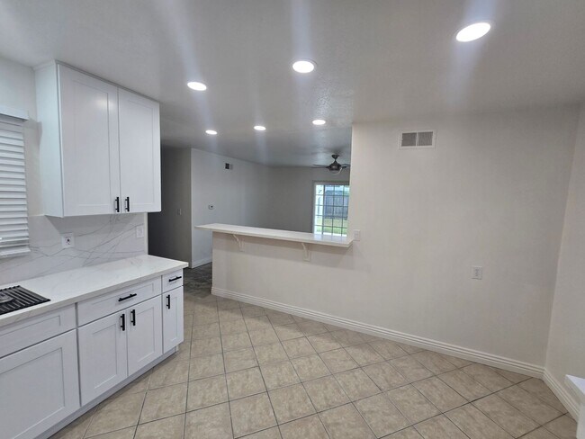Foto del edificio - Beautiful 3 Bedroom 2 Bathroom Home In a P...